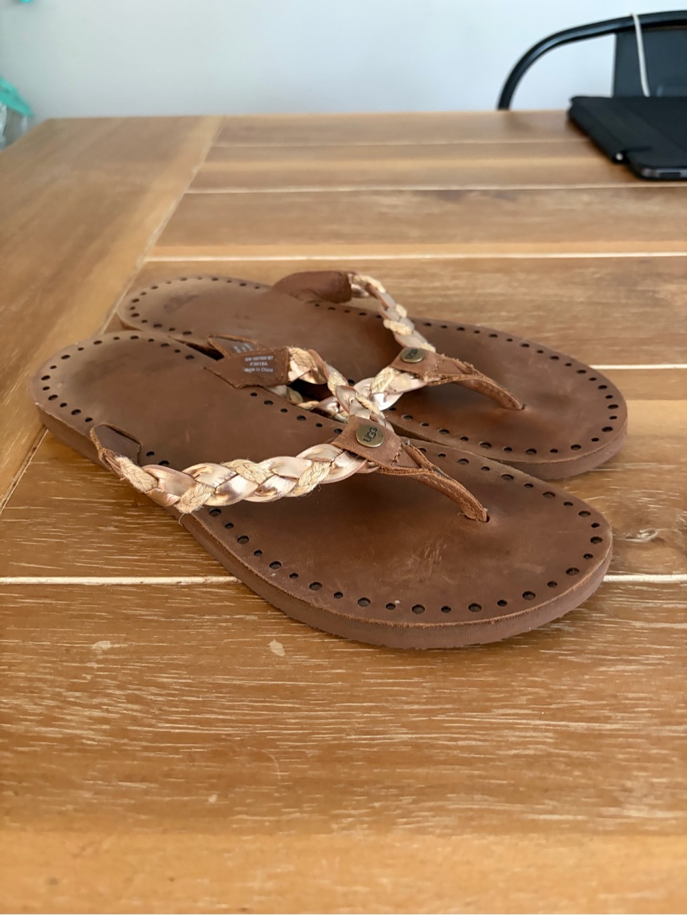 UGG Australia Braided Leather Thong Flip Flop Sandals Gold Brown Women’s Size 7